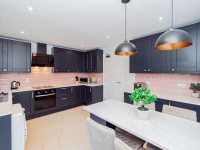 Refurbished Double Room In Abingdon Town Centre image