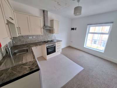 Bright, central, second-floor 1-bed flat, modern decor. image