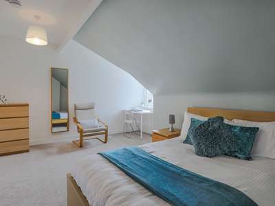 LOVELY, LARGE DOUBLE ROOM WITHIN A PROFESSIONAL HOUSE SHARE! FOR SINGLE PROFESSIONAL. QUIET STREET CLOSE TO NARBOROUGH ROAD AND FOSSE ROAD SOUTH. image