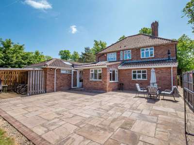 Sociable large house share image