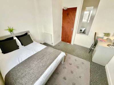 🔥 Modern Rooms Available – Stoke-on-Trent 🔥 image