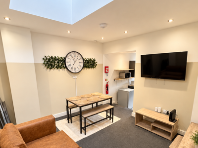 1 WEEK RENT FREE | Ensuite Rooms From £515 | Bills Included image