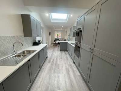 Single room to rent — private bathroom Darlington Road, all bills included  image