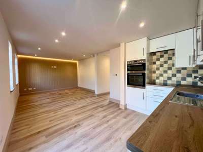 Fully Refurbished 1 bed Ground-Floor Flat with Stunning Private Garden image