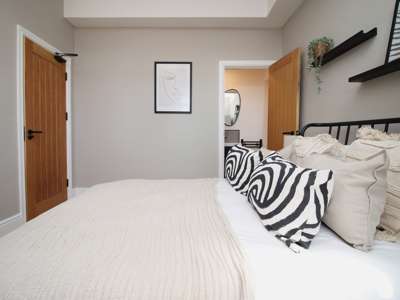 Room in a Shared House, Carlton Terrace image