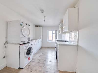 Three Bedroom Flat at the Heart of Aylesbury Town image