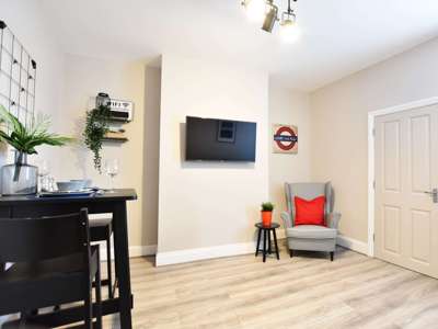 🏙️ Comfy Ensuite + Great House Vibes! image