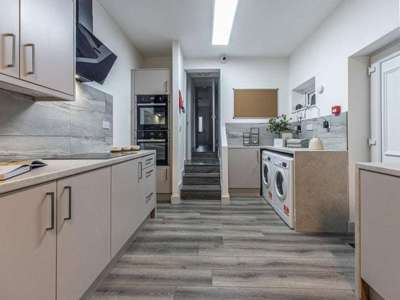 ✨ Brand New Ensuite+Kitchenette | 10min to Mcr 🚆 image