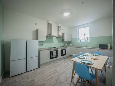 🏡 6-Bed House Share | Off-Street Parking | Barnsley image