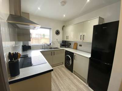🏡 5-Bed Modern House Share | Stylish Finish | Castleford image