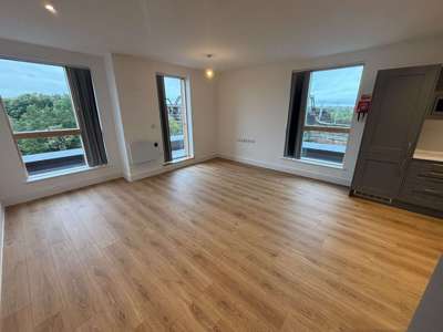 Stylish Unfurnished 2-Bedroom, 2-Bathroom Apartment – Old Station Gardens, Warrington image