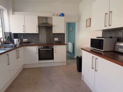 ⭐ 4.8★ Google Reviews • 🚶 5 mins to Town • 💡 Bills Included🏡 Quiet Professional House Share • 💷 No Deposit Option • image