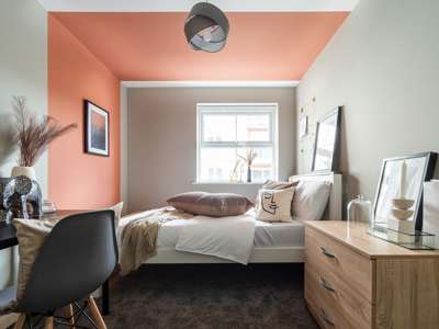8 Bedroom house 5 with ensuite 3 rooms share 1 bathroom image