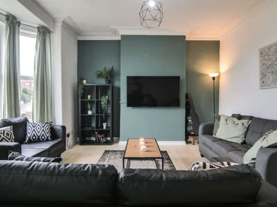 Fantastic 7 Bed House Share in Burley! image