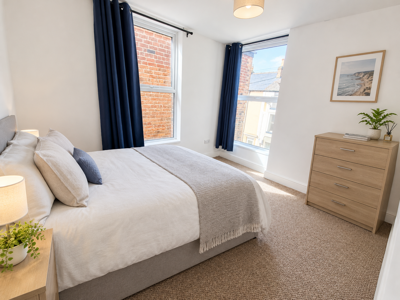 Bright, central, first-floor 1-bed flat, modern decor. image