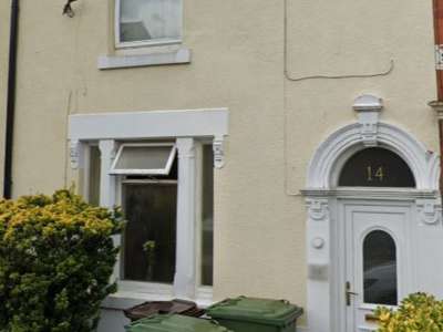 Mature house share image
