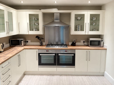 HOME AWAY FROM HOME | En-Suite Contractor Room | BILLS INCLUDED image