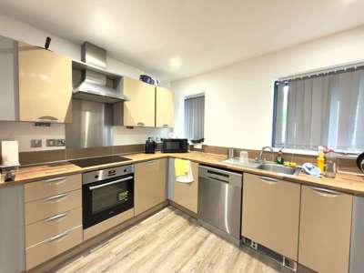  5 Bed Professional House-Share in Park Central  image