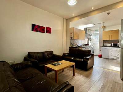 Modern Supported Living – 3 x Double Room - Bills Included - Pay No Rent image