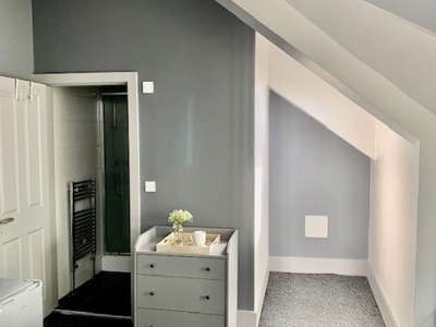 Large studio type En suite - Great Location  image