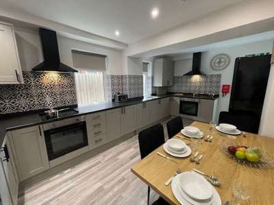 Vibrant House share! - Ruskin Road image