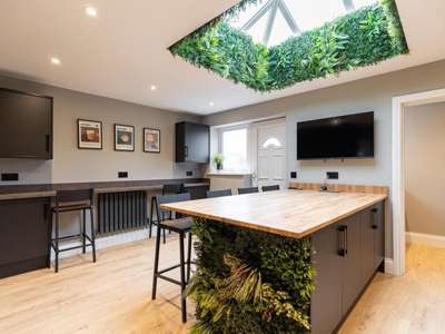 Fantastic central property with stunning en-suite rooms image