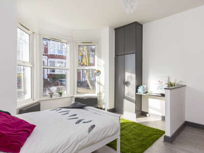 💜🗝 Bedsit W/Private Kitchen - All Bills Included image