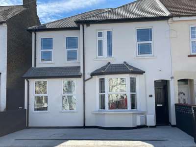Bright Ensuite double room available close to Elizabeth Line and Heathrow Airport image