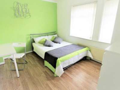 Ravenscliffe Avenue image