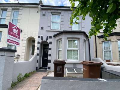Newly Refurbed Double Room available in Gillingham image
