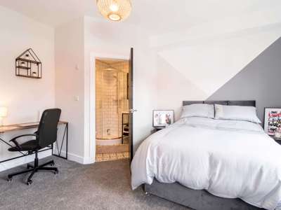 ❗Ensuite Room in Luxury Professional Houseshare❗ image