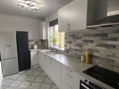 🏡 5-Bed House Share | Off-Street Parking | South Kirkby image