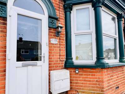 Striking professsional house share, Henslow Road image