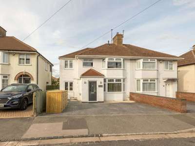 OX Living is proud to present this high-quality 7-bedroom co-living property, perfect for working professionals looking for stylish, stress-free living. image
