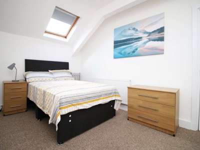 Room in a Shared House, High Street image