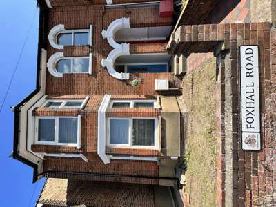 Stunning rooms in centrally located property close to hospital image