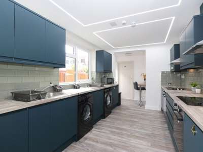 Stunning Rooms with Private En-Suites – Just 10 Minutes walk from Watford General Hospital! image