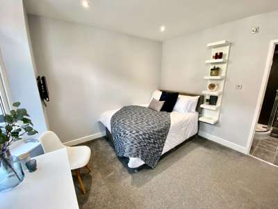🏡 Stunning Double En-Suite Room | All Bills Included | Modern HMO Living ✨ image