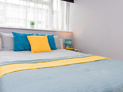  Five-Bedroom Shared House Near Heathrow! image