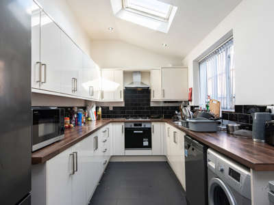 6 Bedroom Student Home! 162pppw 52 Weeks. All Bills included. No fees image