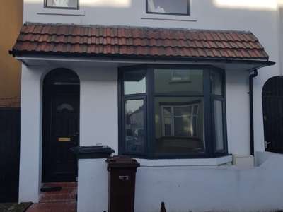 NO DEPOSIT - Brand New Ensuite Room to Rent, All Bills Included! image
