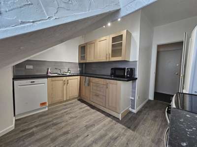 Torquay town centre room with all bills included image