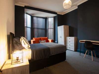 1 Double En Suite Room Available In L17! image