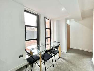 5 Bedroom City Centre Flat Share image