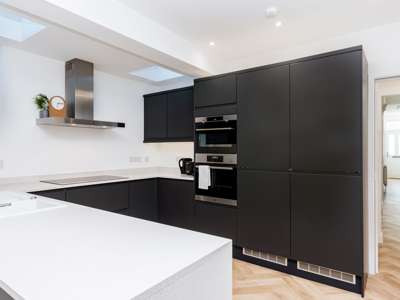 EN-SUITE ROOM TO LET IN QUIET PROFESSIONAL HOUSE image