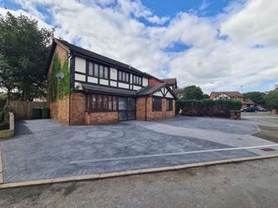 Double Bedroom Available in Professional House-share  image