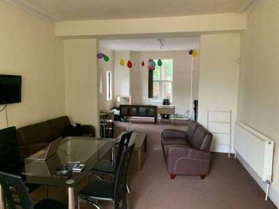 👉 10 Min Walk to MRI 🏥 Ensuite + Parking image
