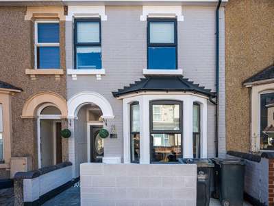 6 BED 4 ENSUITE 2 STUDIO HMO  image