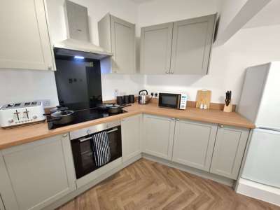 Beautiful en-suite room on quiet, central street image