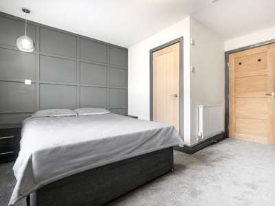 Beautifuly decorated 9 bed property. With communal living space and kitchen. image